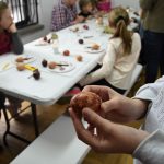 warsztaty zdobienia pisanek tradycyjnymi ludowymi metodami.