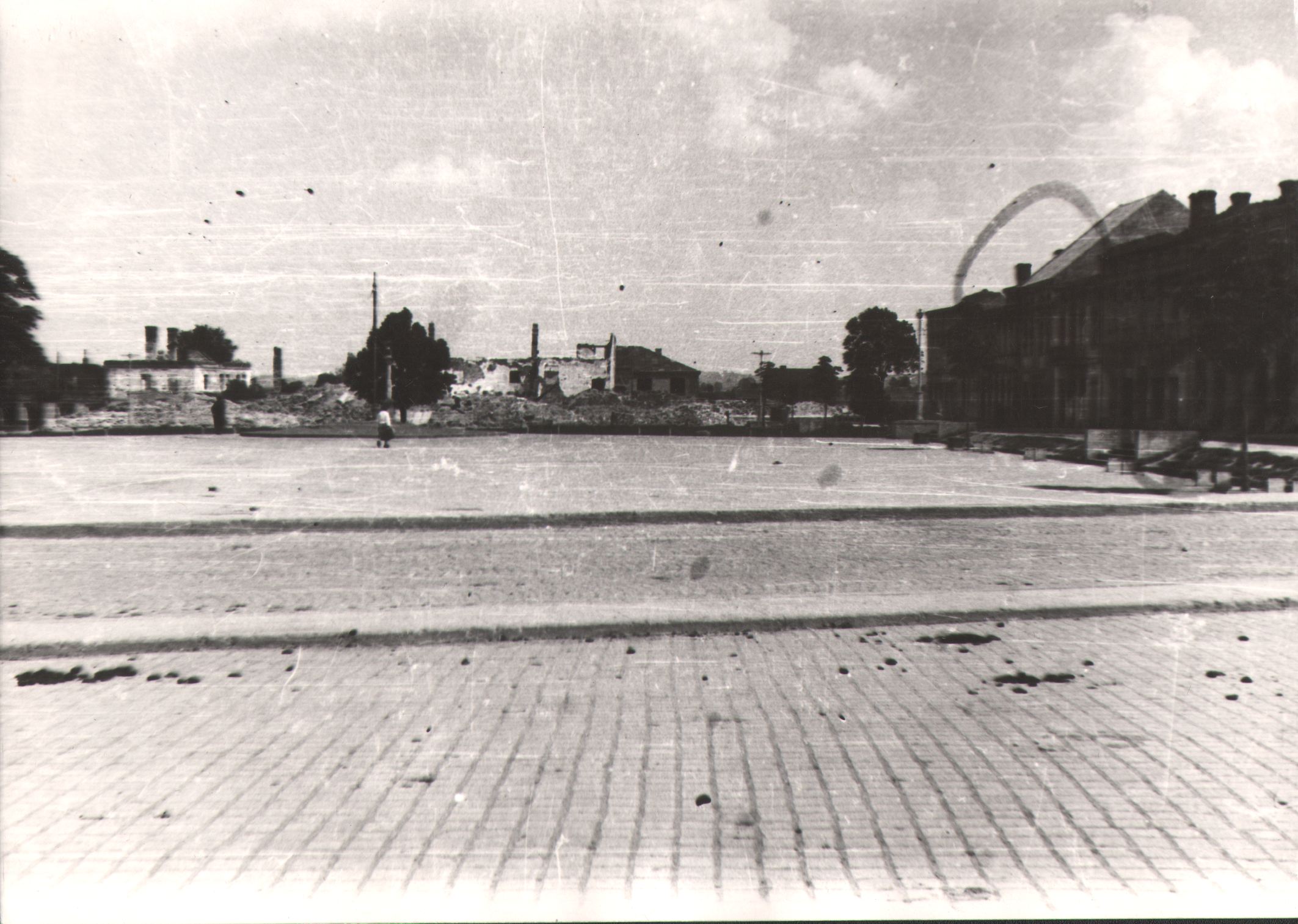 100 jasło ruiny, rynek strona południowa i wschodnia, pusty plac po ratuszu, 1946 r.