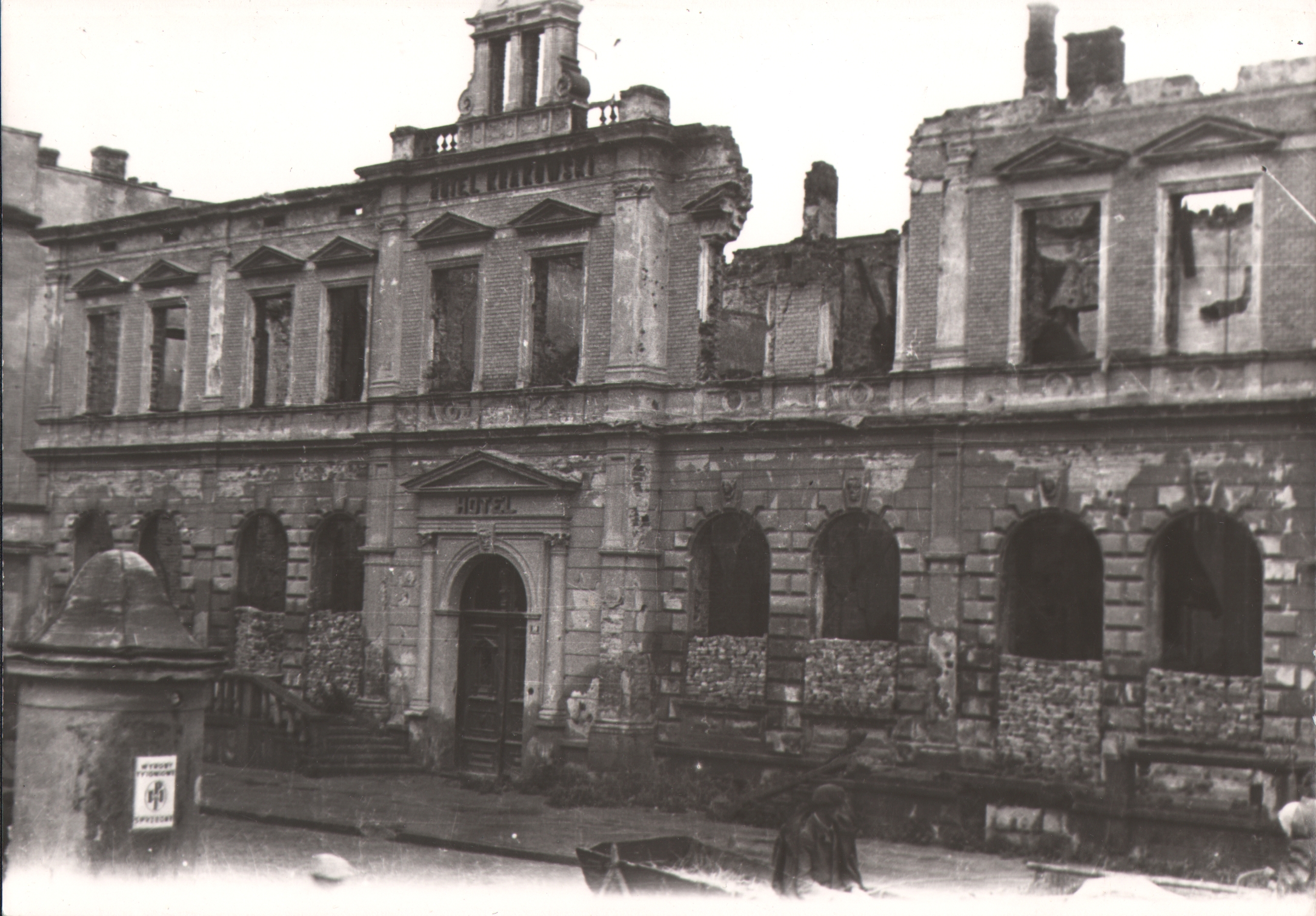 103 af jasło, ruiny hotelu krakowskiego, widok od ul. kościuszki, 1945 r.