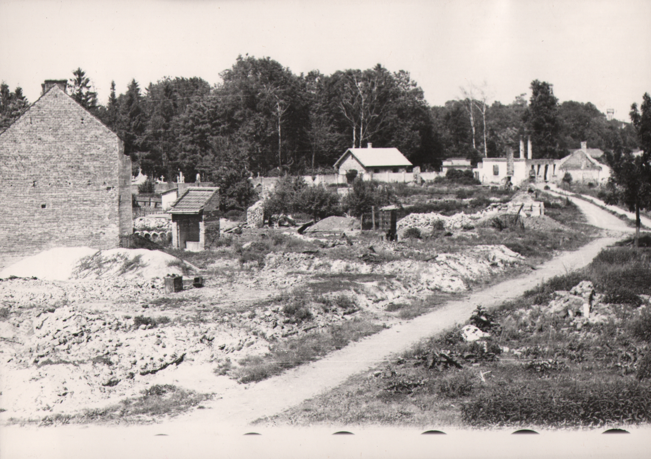 106 af jasło, widok od fary na ruiny i cmentarz widoczna brama, 1945 r.