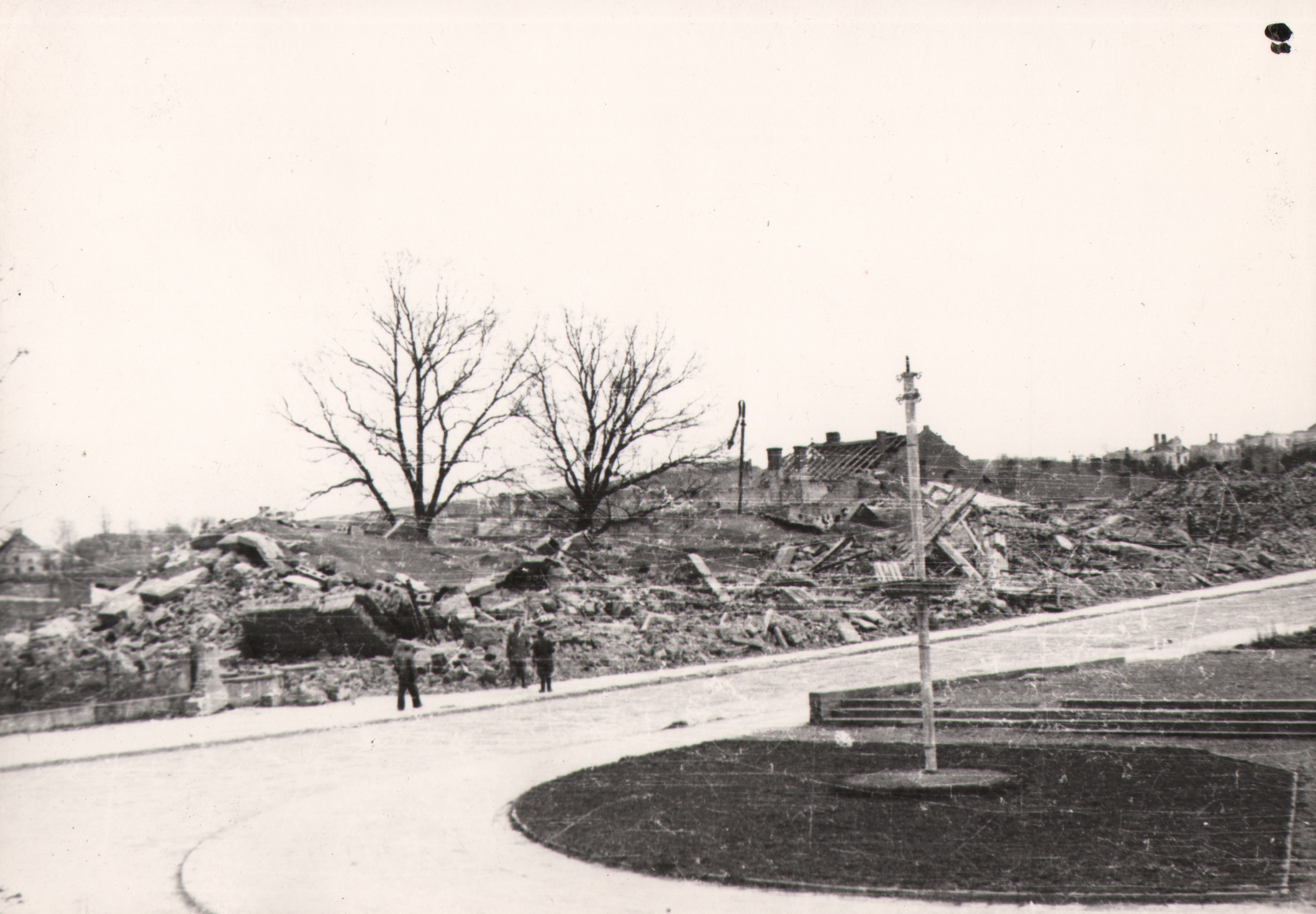 109 af jasło, ruiny banku polskiego i rady powiatowej od strony ul. 3-go maja, 1945 r.