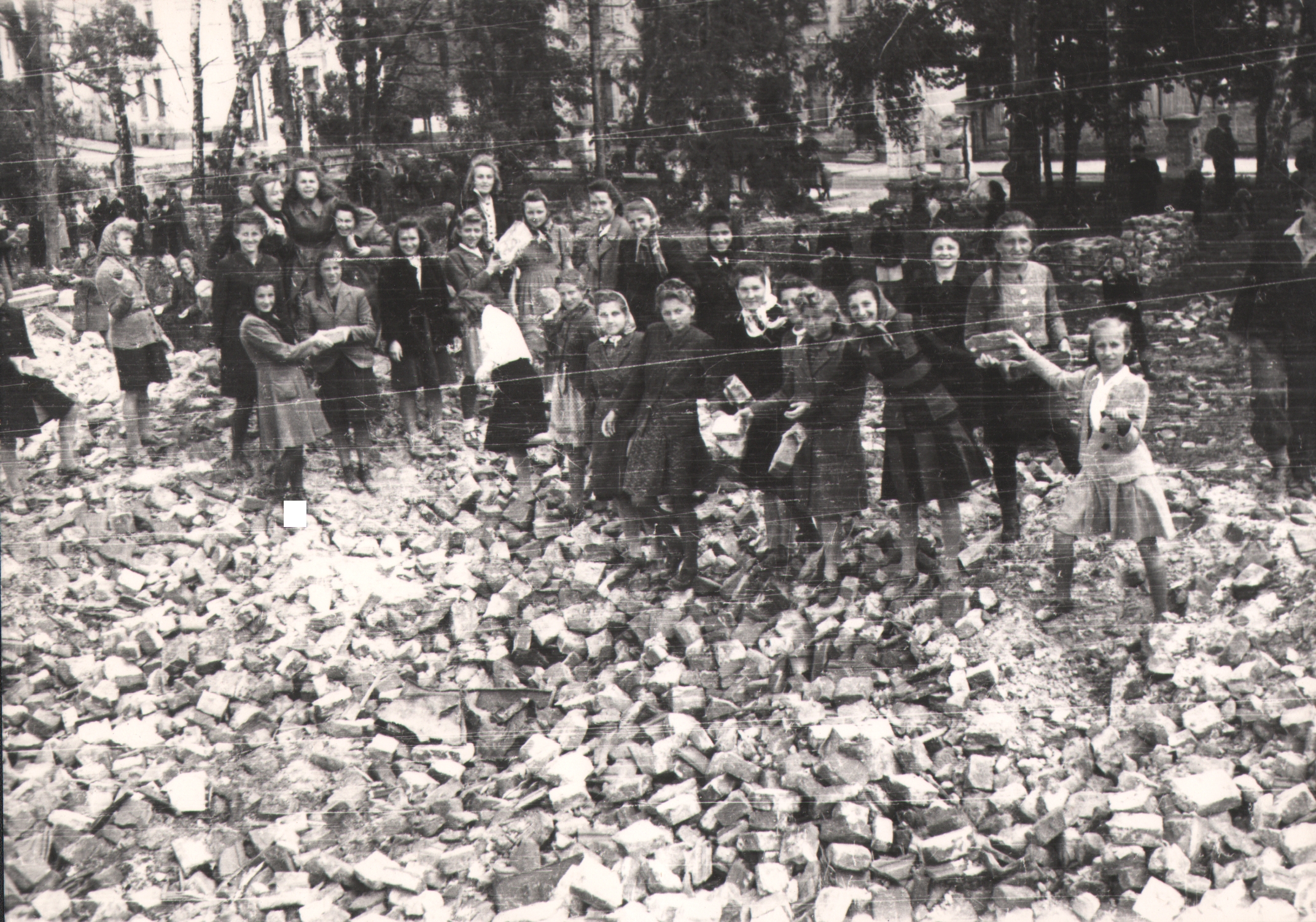 116 af jasło, ruiny gimnazjum młodzież podczas odgruzowywania, 1945 r.