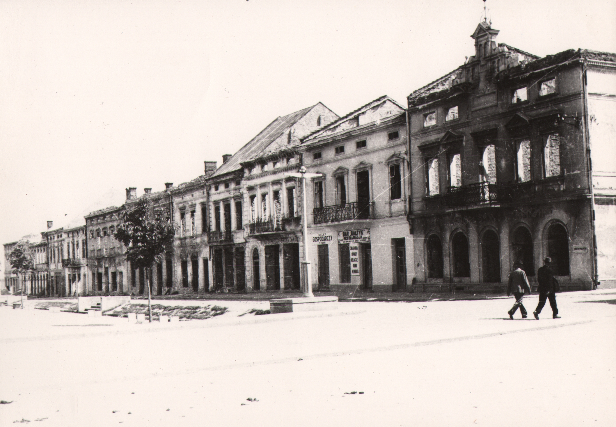 117 af jasło, ruiny rynku  strona południowa, 1945 r.