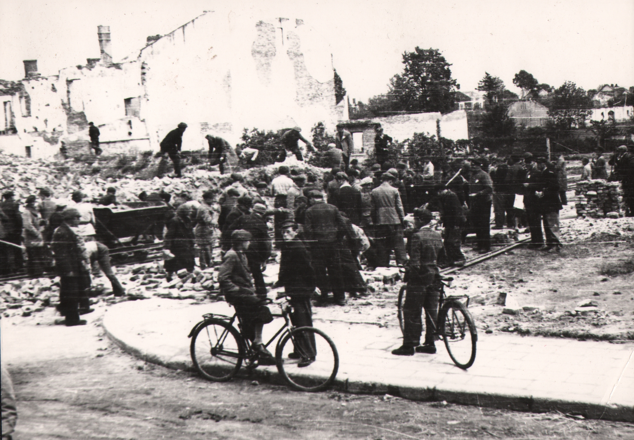 118 af jasło, ruiny magistratu, odgruzowywanie, 1945 r.