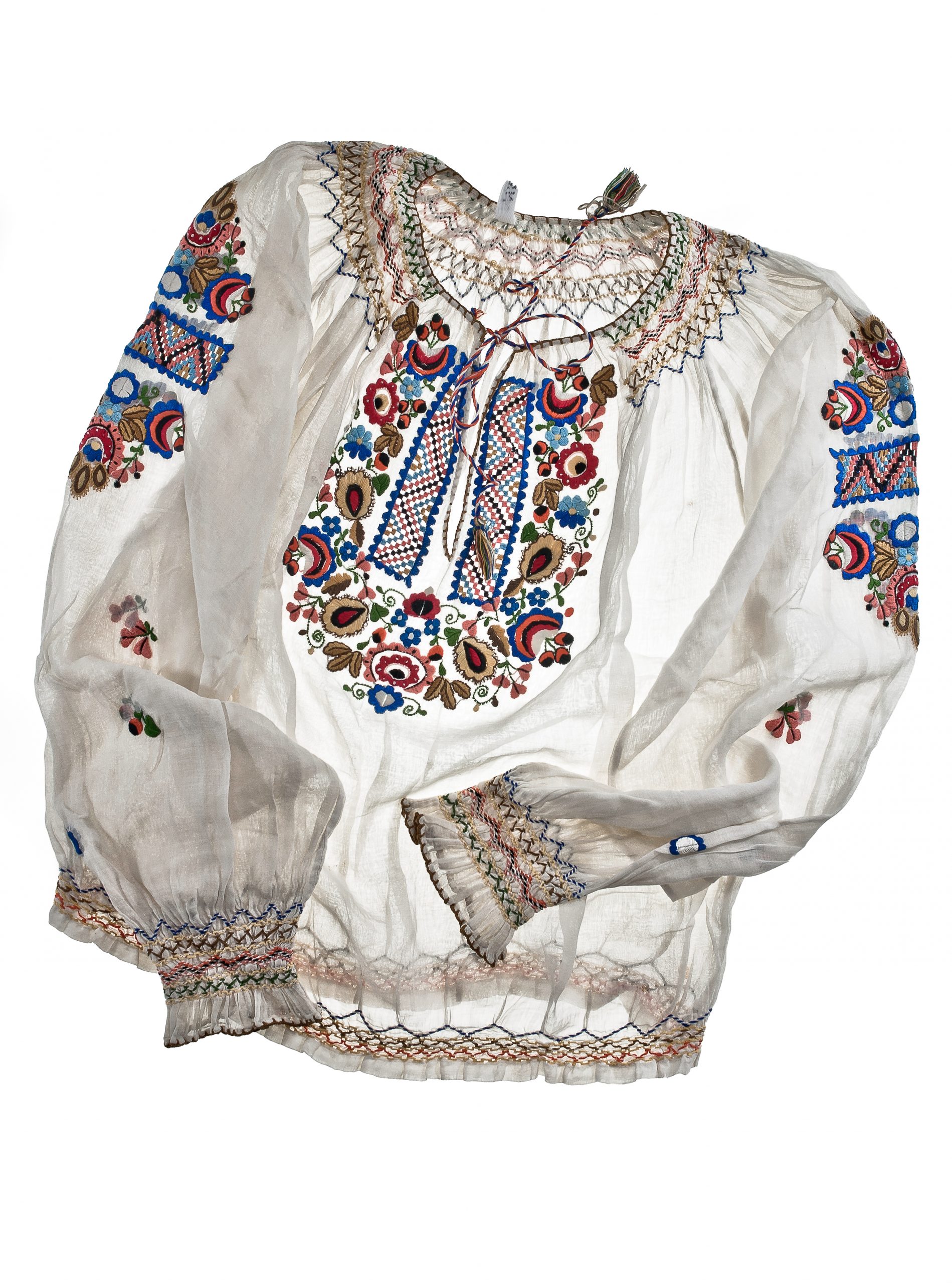 1181 etnografia - bluzka, zakopane, sprzed 1939 r., na białym batyście widnieje wyszyty ręcznie kolorowy haft, wys. 52 cm, szer. 56 cm