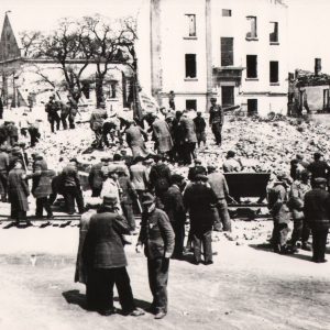 119 af jasło, ruiny magistratu z widokiem na farę, odgruzowywanie 1945 r.