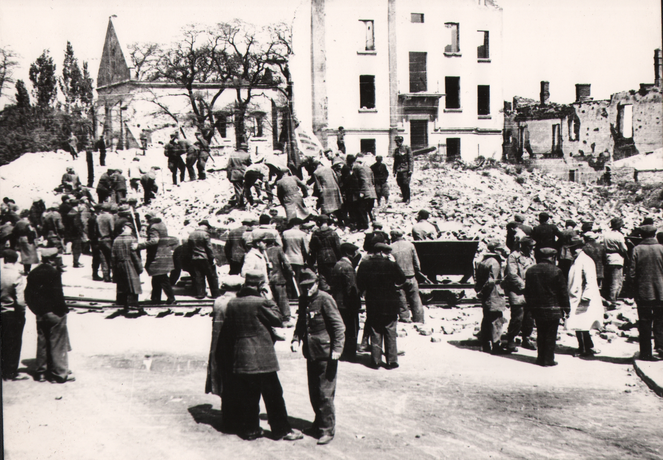 119 af jasło, ruiny magistratu z widokiem na farę, odgruzowywanie 1945 r.