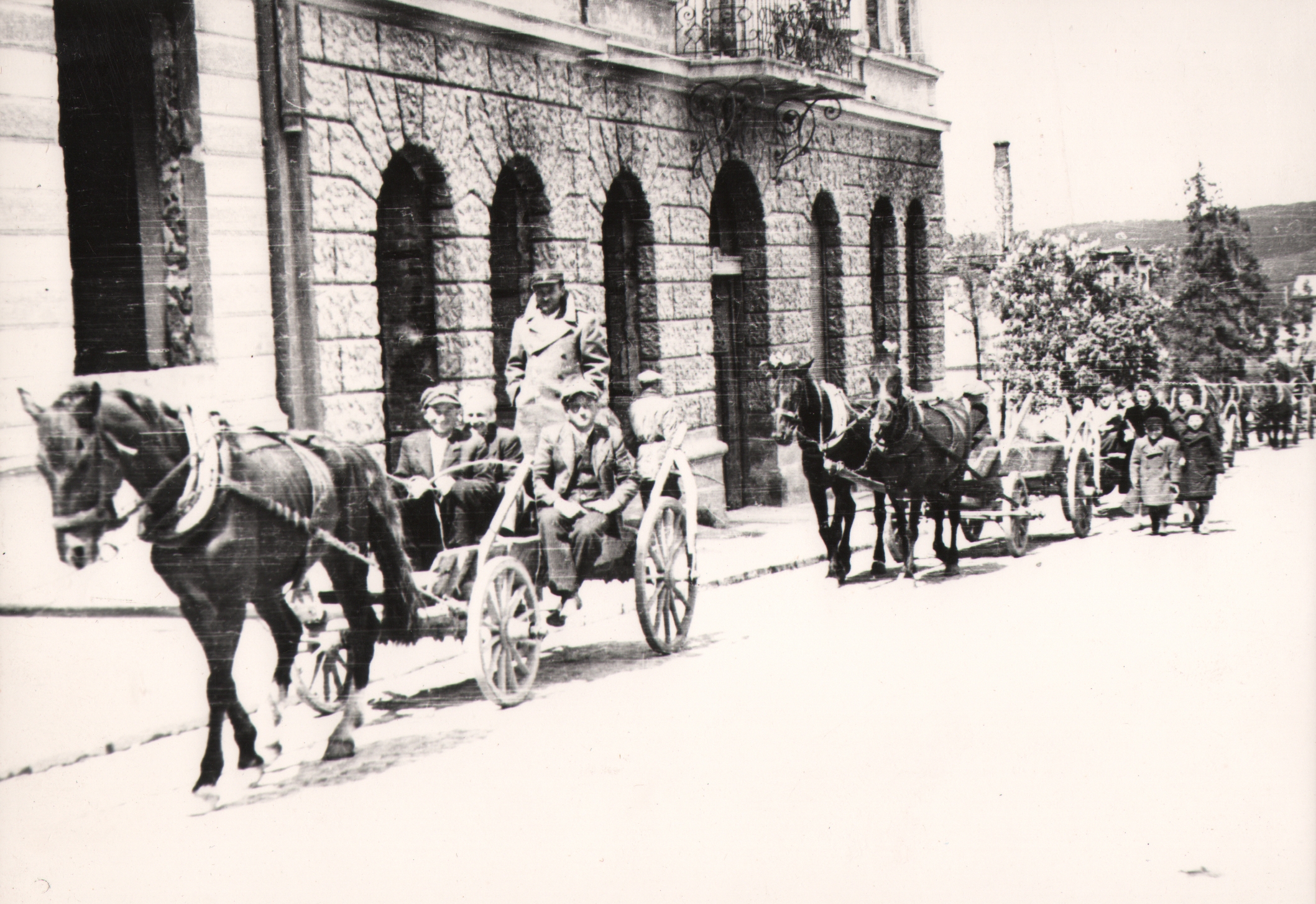 120 af jasło ul. kazimierz wielkiego, mieszkańcy udają się na odgruzowanie jasła, 1945 r.