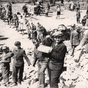 121 af jasło, uczniowie gimnazjum podczas usuwania gruzów. 1945 r.