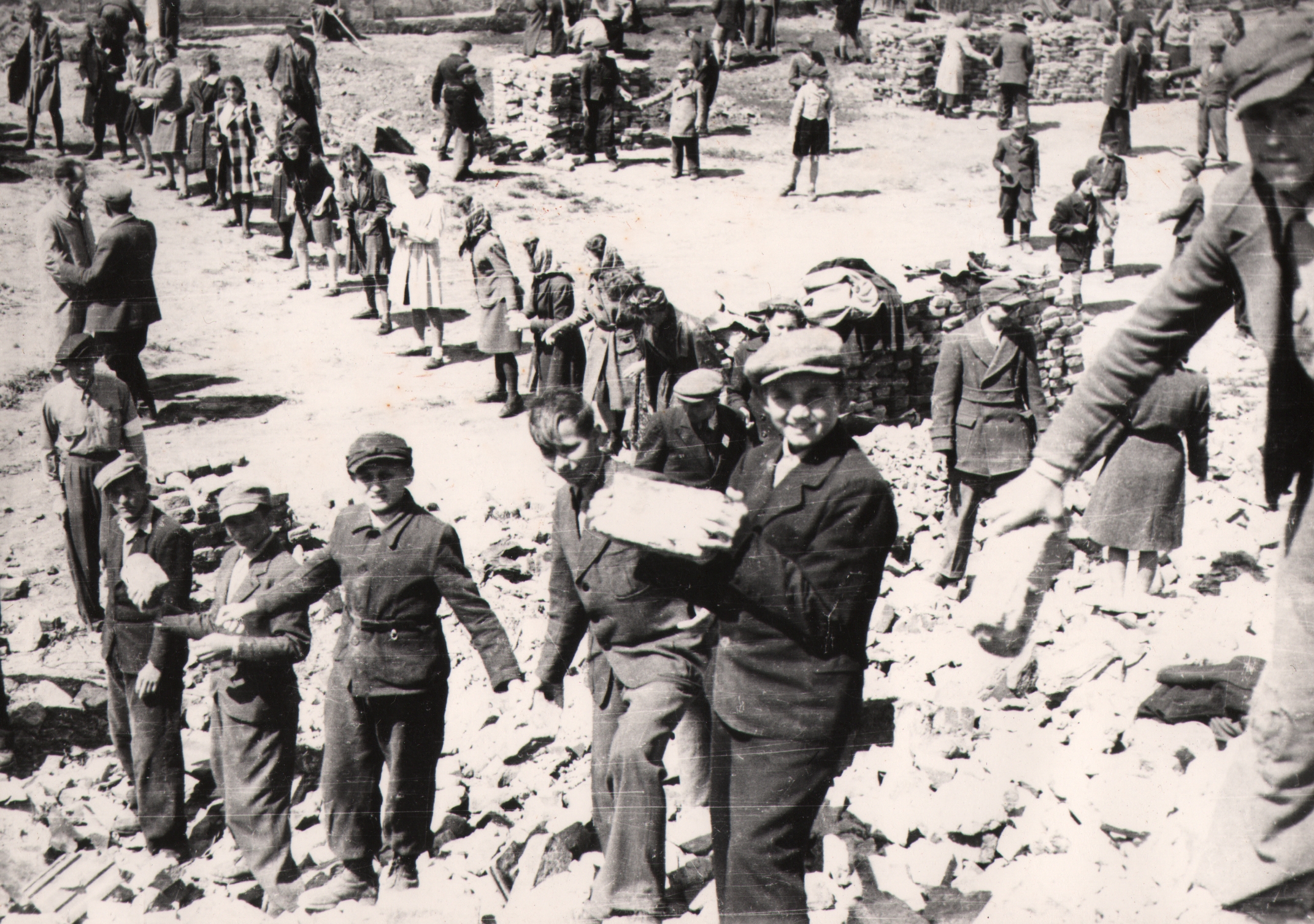 121 af jasło, uczniowie gimnazjum podczas usuwania gruzów. 1945 r.