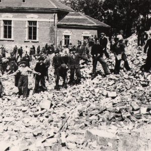 125 af jasło, odgruzowywanie gimnazjum, 1945 r.