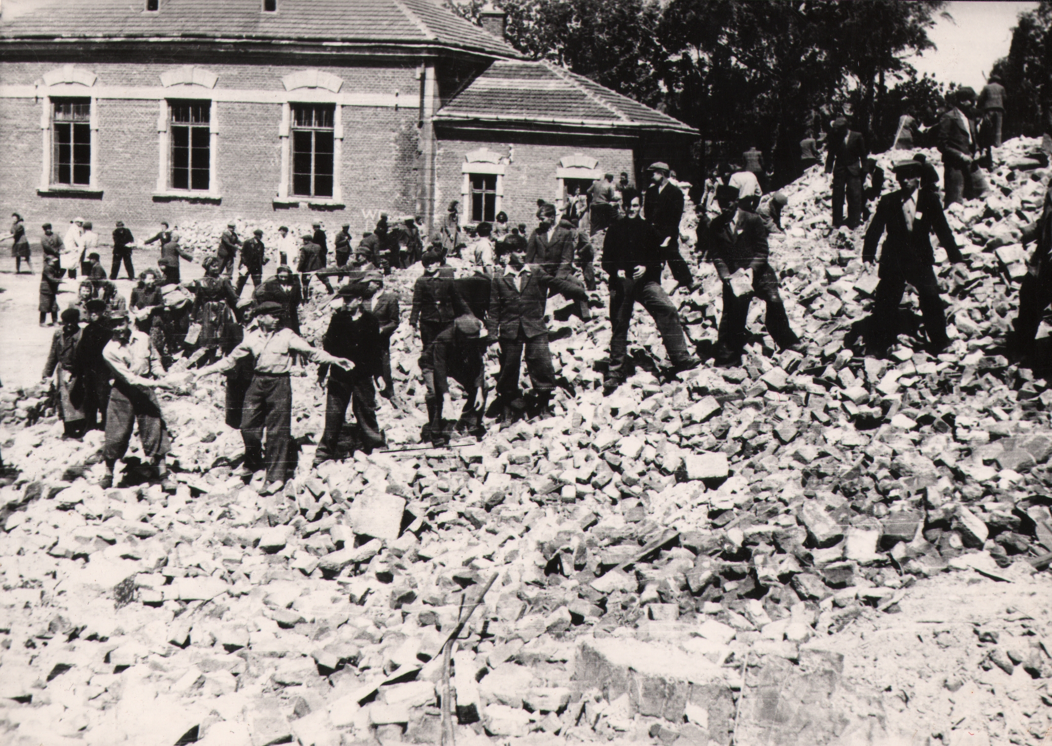 125 af jasło, odgruzowywanie gimnazjum, 1945 r.