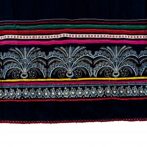 1256 etnografia - fragment łemkowskiej zapaski, skalnik, sprzed 1939 r., wys. 82 cm, szer. góra - 58 cm, szer. dół - 139,5 cm