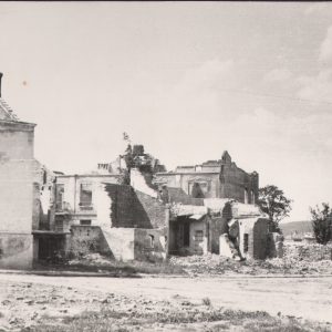 126 af jasło, część targowicy ruiny w tle stary sąd, 1945 r.