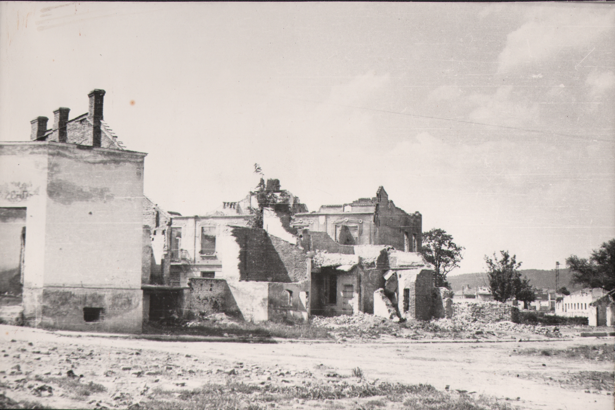 126 af jasło, część targowicy ruiny w tle stary sąd, 1945 r.