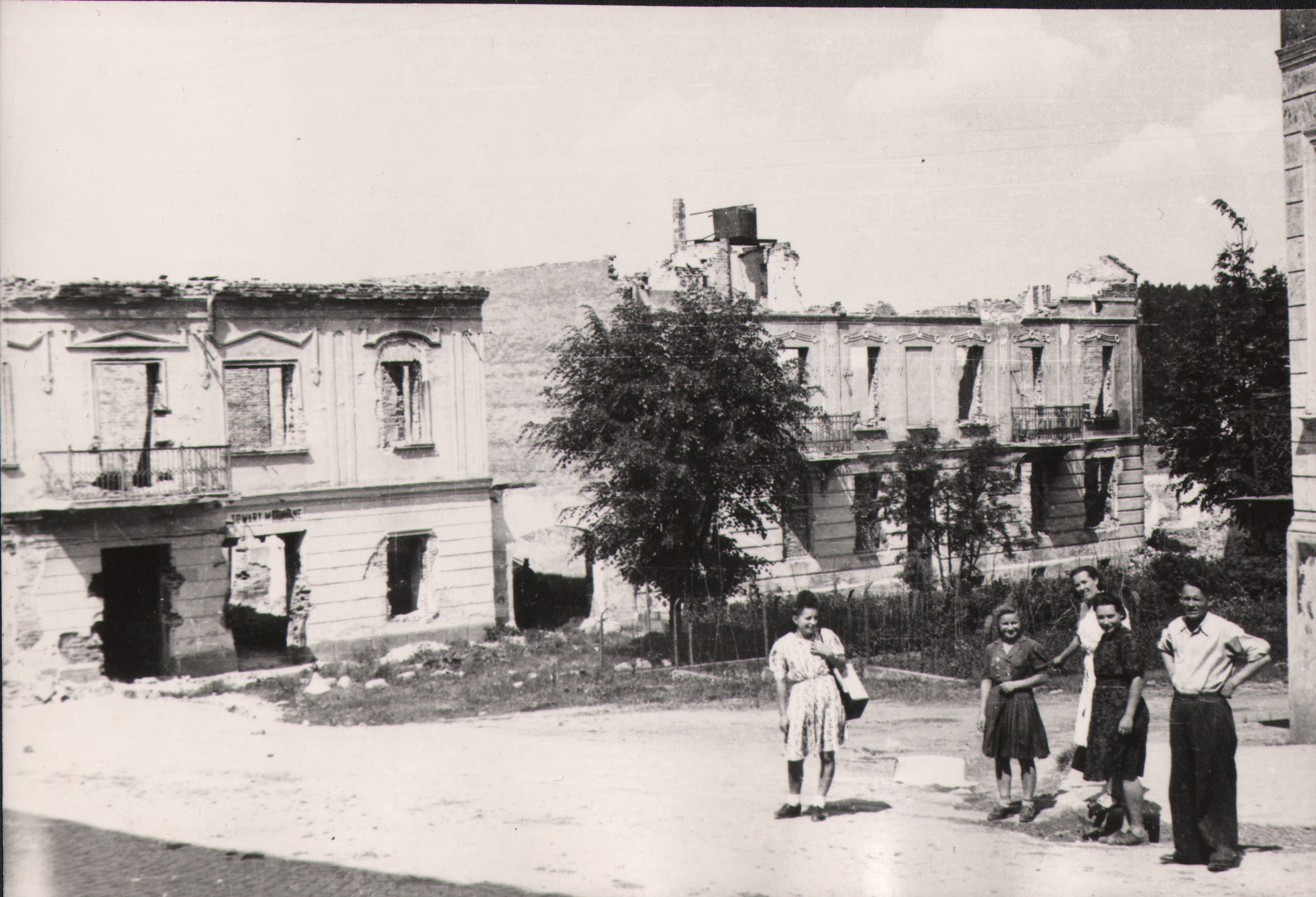 127 af jasło, stary sąd od południa, obok dom dacyla, 1946 r.