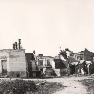 128 af jasło, targowica w głębi stary sąd, po prawej dom dacyla, 1945 r.