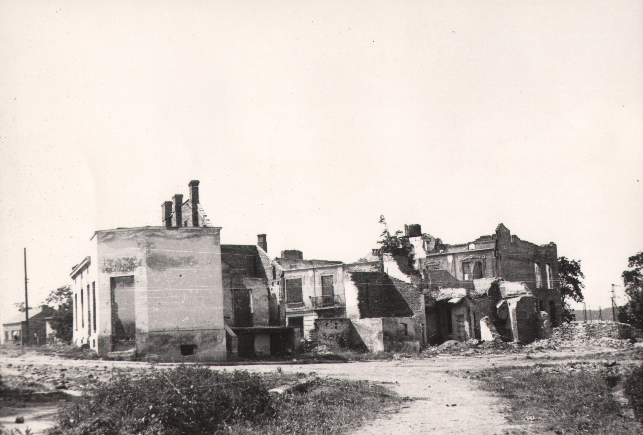 128 af jasło, targowica w głębi stary sąd, po prawej dom dacyla, 1945 r.