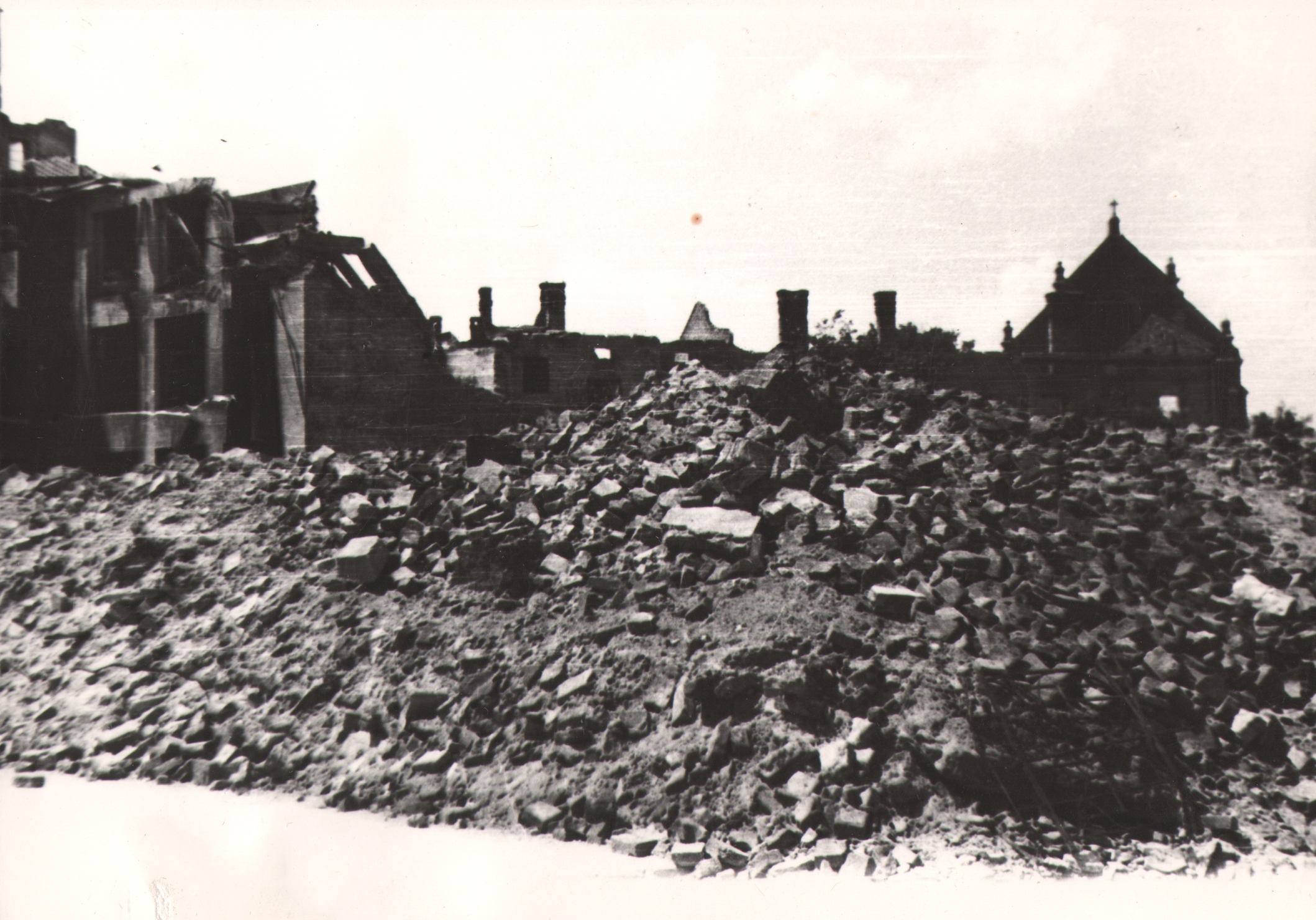 129 af jasło, ruiny w miejscu restauracji parkowej przy ul. kołłątaja, po lewej drukarnia szochet a w głębi kaplica gimnazjalna, 1945 r.