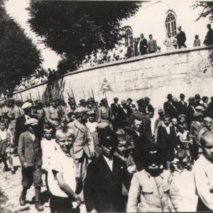 136 af dębowiec, batalion obrony narodowej jasło, 2 dębowiec, defilada 15 sierpnia 1939 r. w tle kościół parafialny.