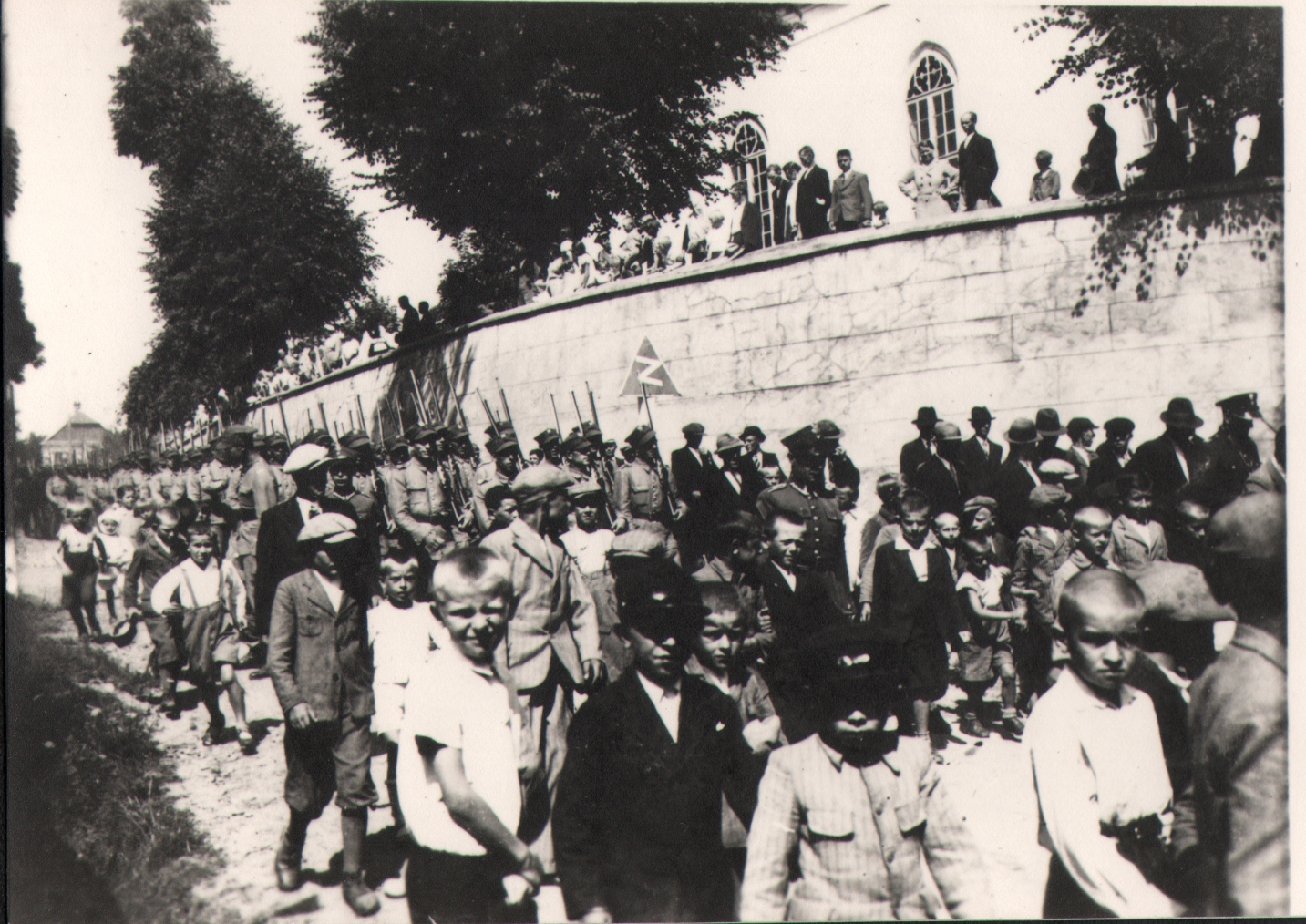 136 af dębowiec, batalion obrony narodowej jasło, 2 dębowiec, defilada 15 sierpnia 1939 r. w tle kościół parafialny.
