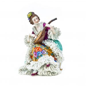 1445 ah figurka porcelanowa, dama grająca na lutni, niemcy, turyngia, rudolfstadt-seedorf miller i sk. pocz xx w.