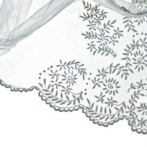 1502 etnografia - fragment chusty z białego tiulu, o motywach roślinnych, sprzed 1939 r., dł. 81 cm, szer. 79 cm