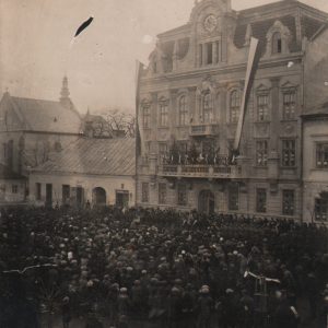 154 af wiec przed ratuszem w jaśle z okazji rocznicy przejęcia władzy przez józefa piłsudskiego lata 20-te xx w.