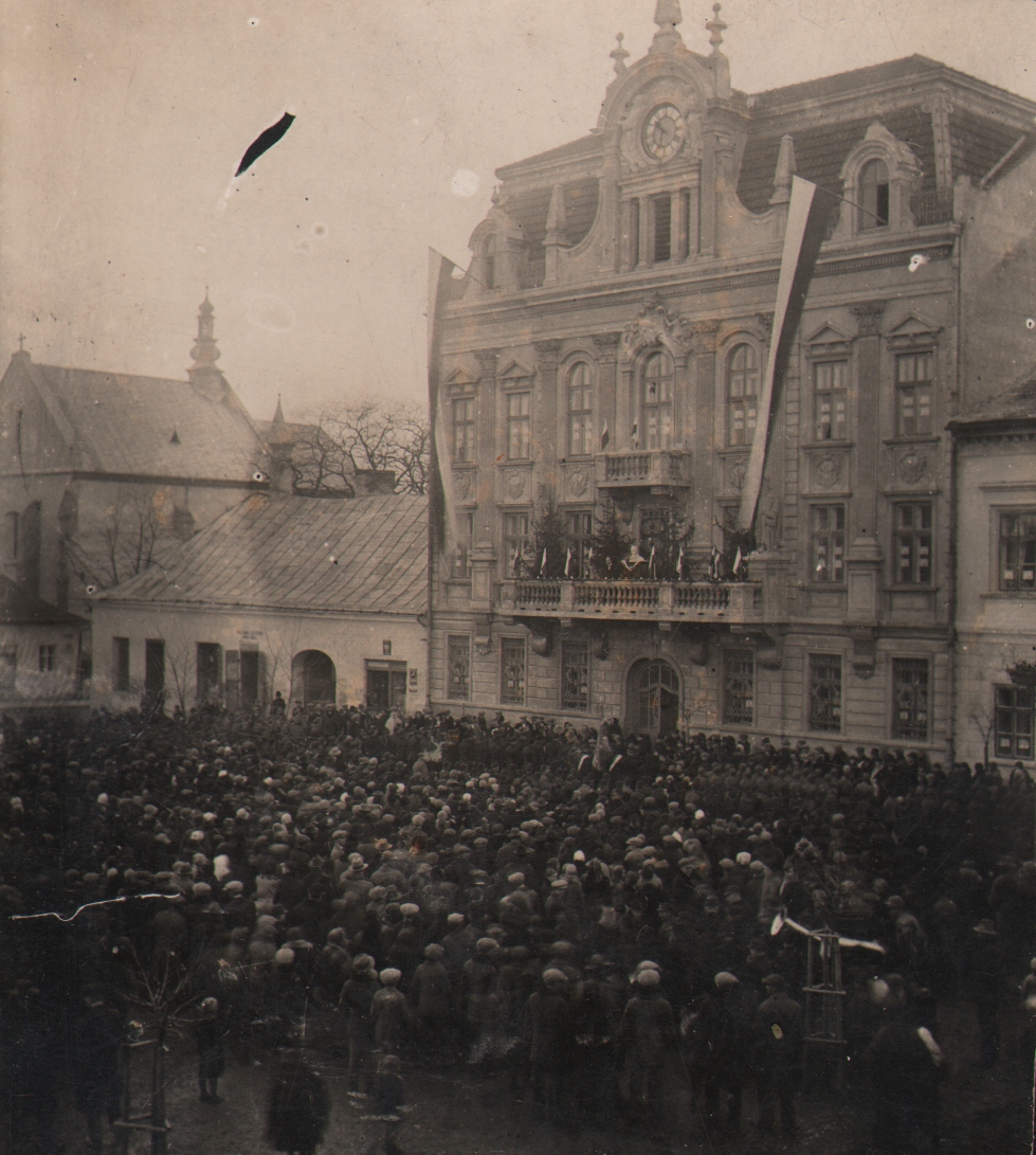 154 af wiec przed ratuszem w jaśle z okazji rocznicy przejęcia władzy przez józefa piłsudskiego lata 20-te xx w.
