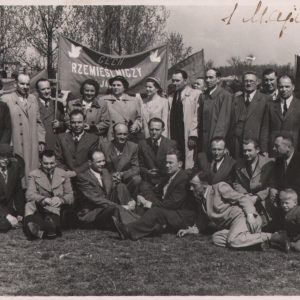 155 af członkowie cechu rzemiosł różnych w jaśle podczas uroczystości 1 maja w 1953 r.