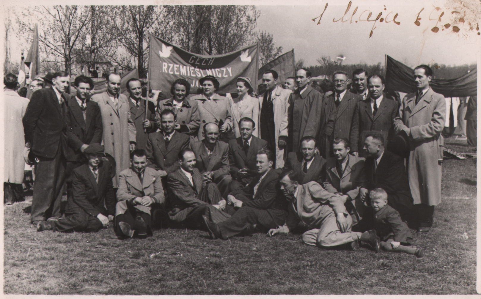 155 af członkowie cechu rzemiosł różnych w jaśle podczas uroczystości 1 maja w 1953 r.