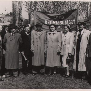 155 af członkowie cechu rzemiosł różnych w jaśle podczas uroczystości 1 maja w 1953 r.