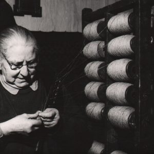 157 A.F. Etnografia, Tkaczka przy pracy, Dębowiec 1973 r.