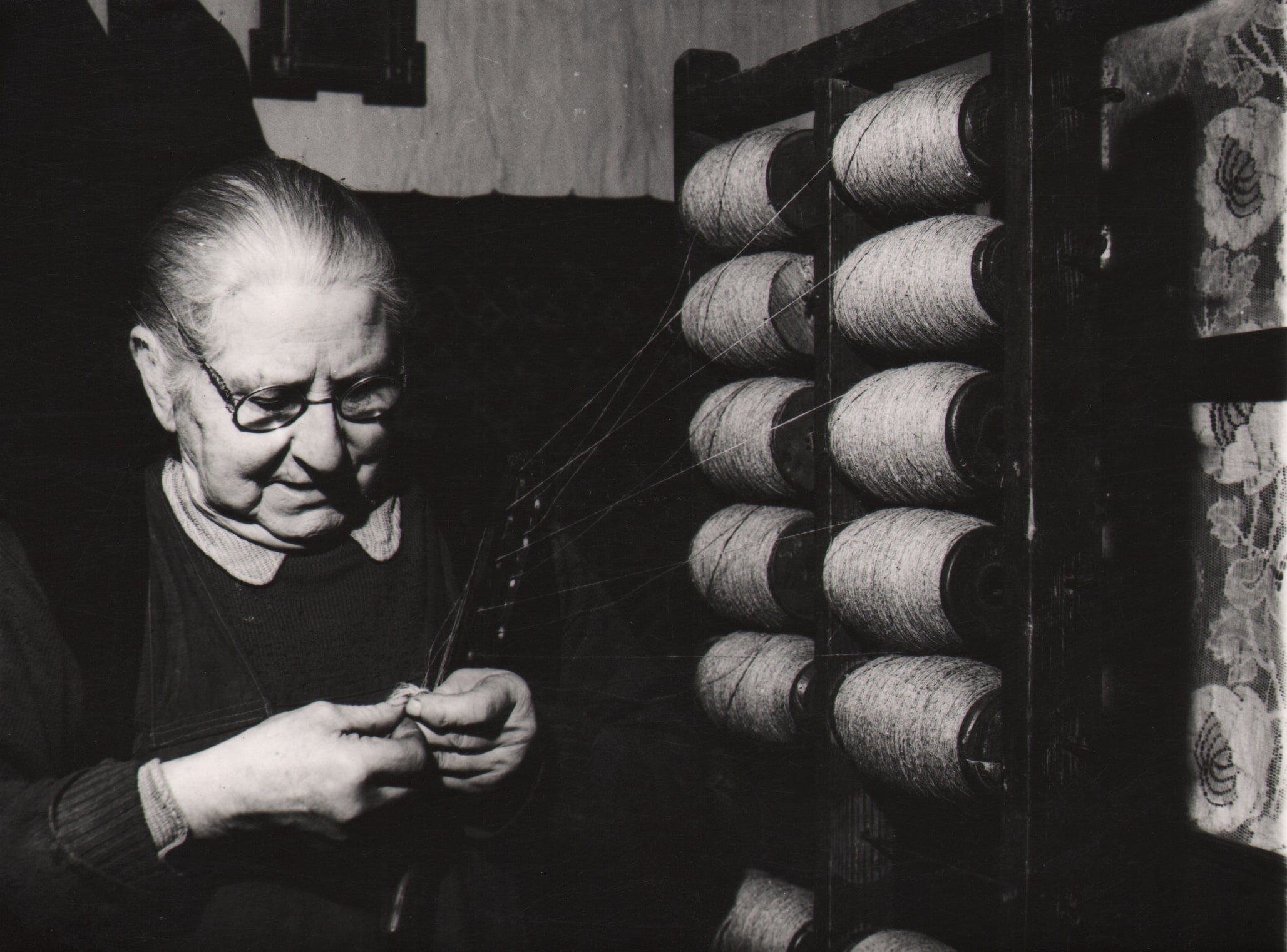 157 A.F. Etnografia, Tkaczka przy pracy, Dębowiec 1973 r.