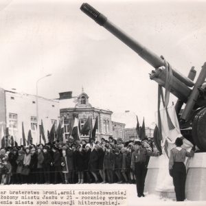 159 af jasło haubica pomnik , dar armii czechosłowackiej w 21 rocznicę wyzwolenia jasła, plac Żwirki i wigury 1966 r.