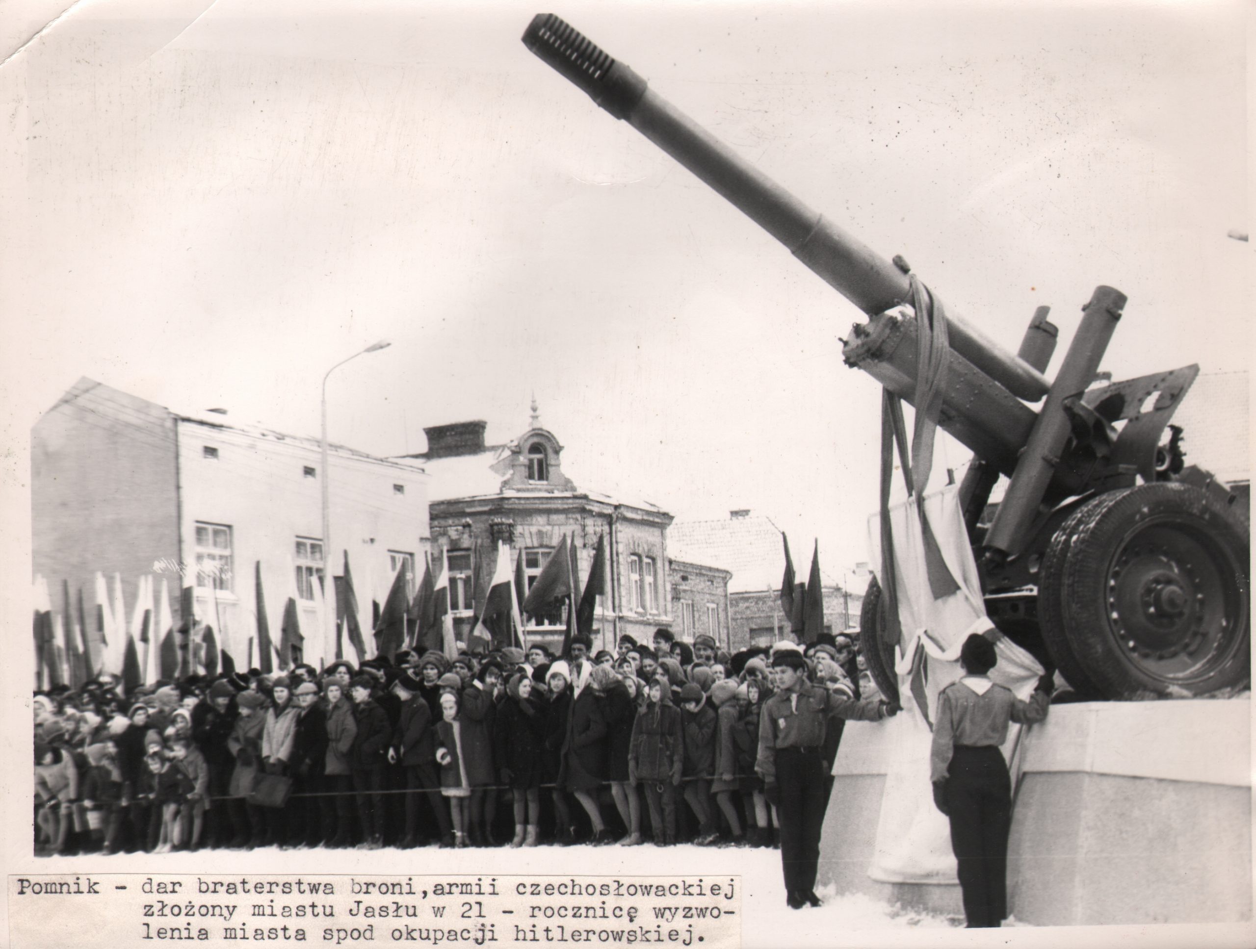 159 af jasło haubica pomnik , dar armii czechosłowackiej w 21 rocznicę wyzwolenia jasła, plac Żwirki i wigury 1966 r.