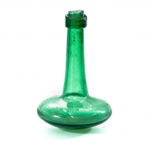 1590 etnografia - Żelazko do prasowania, w formie butelki, w kolorze zielonym, wyrób fabryczny sprzed 1936 r., polska poł. wsch., wys. 16,5 cm śr. dna ok. 10,5 cm