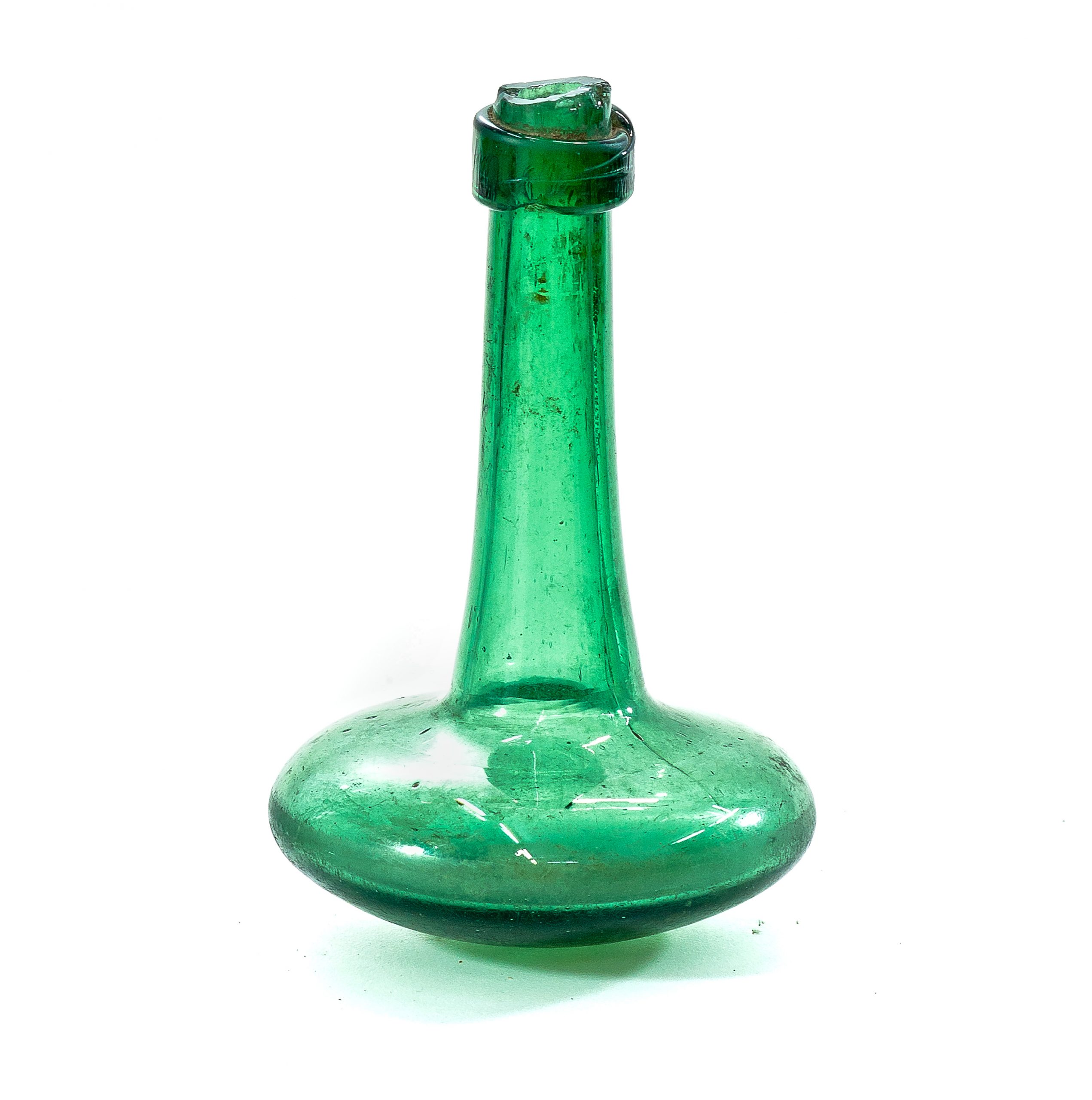 1590 etnografia - Żelazko do prasowania, w formie butelki, w kolorze zielonym, wyrób fabryczny sprzed 1936 r., polska poł. wsch., wys. 16,5 cm śr. dna ok. 10,5 cm