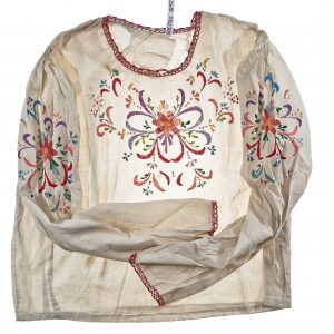 1645 etnografia - bluzka kobieca, ręcznie wyszywana kolorowymi nićmi w motywy kwiatowe, sprzed 1939 roku, dł. 52 cm, szer. 55 cm, dł. rękawa - 61 cm