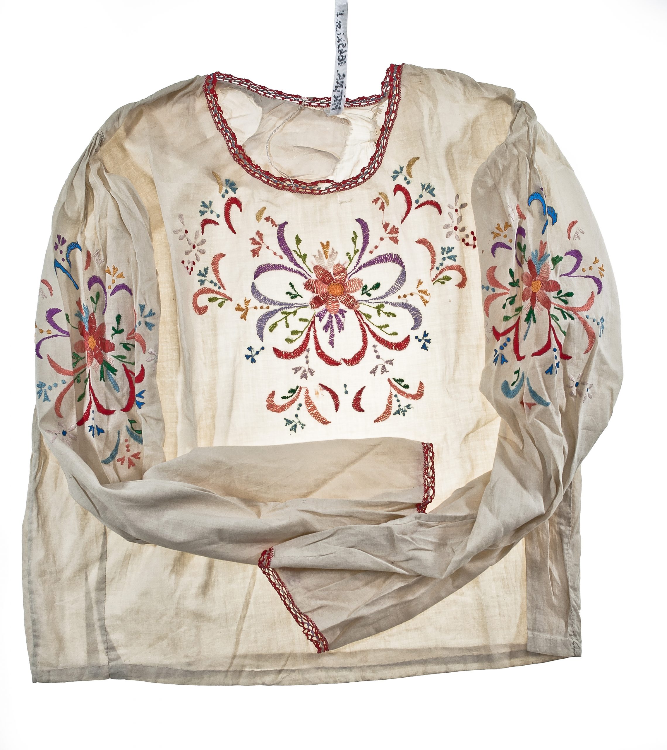 1645 etnografia - bluzka kobieca, ręcznie wyszywana kolorowymi nićmi w motywy kwiatowe, sprzed 1939 roku, dł. 52 cm, szer. 55 cm, dł. rękawa - 61 cm