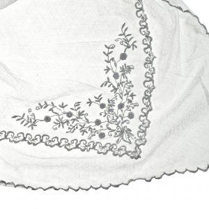 1673 etnografia - fragment chusty tiulowej, haczów, sprzed 1939 r., haft biały o motywach roślinnych, wys. 88,5 cm, szer, 91 cm