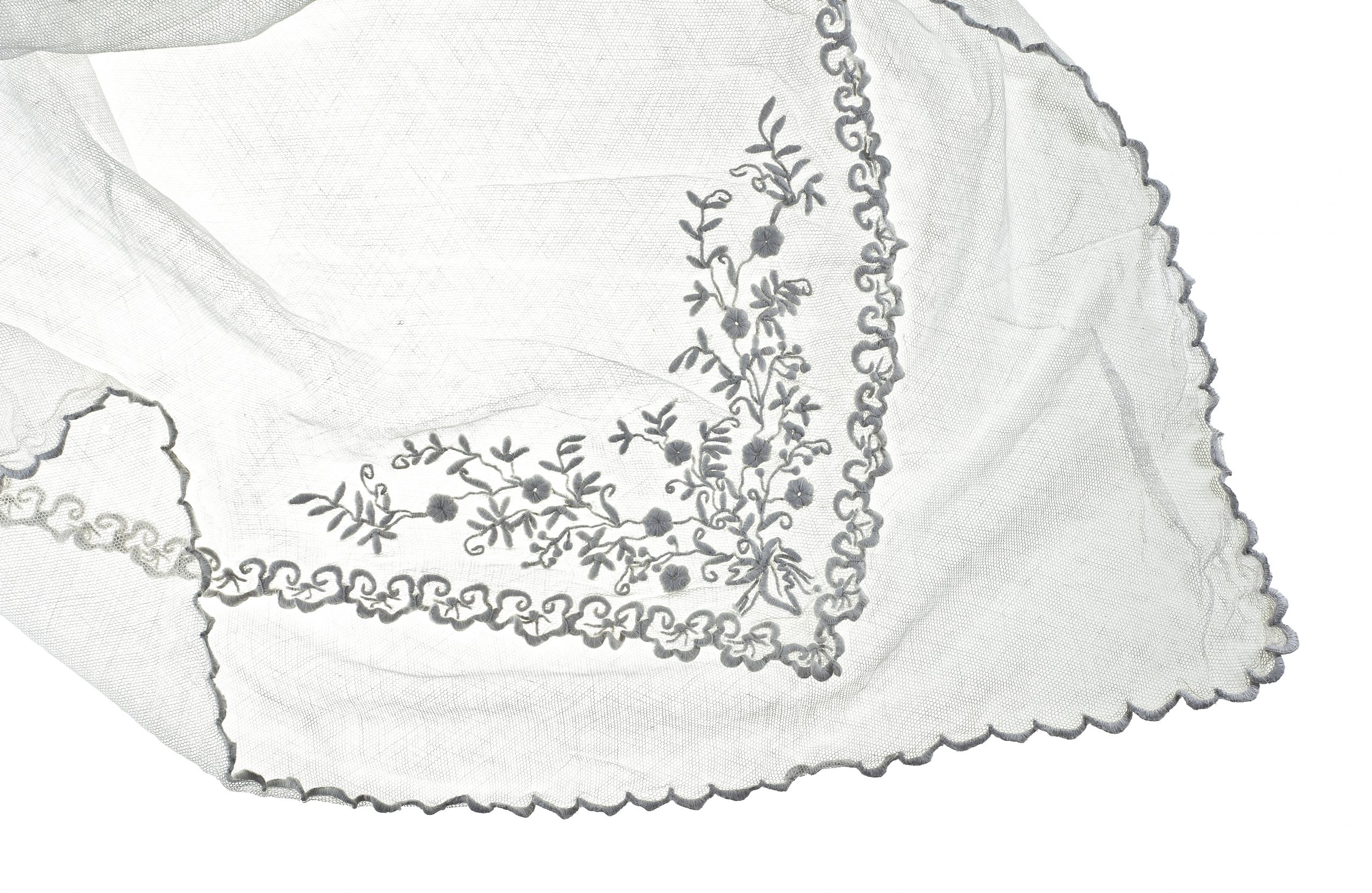 1673 etnografia - fragment chusty tiulowej, haczów, sprzed 1939 r., haft biały o motywach roślinnych, wys. 88,5 cm, szer, 91 cm