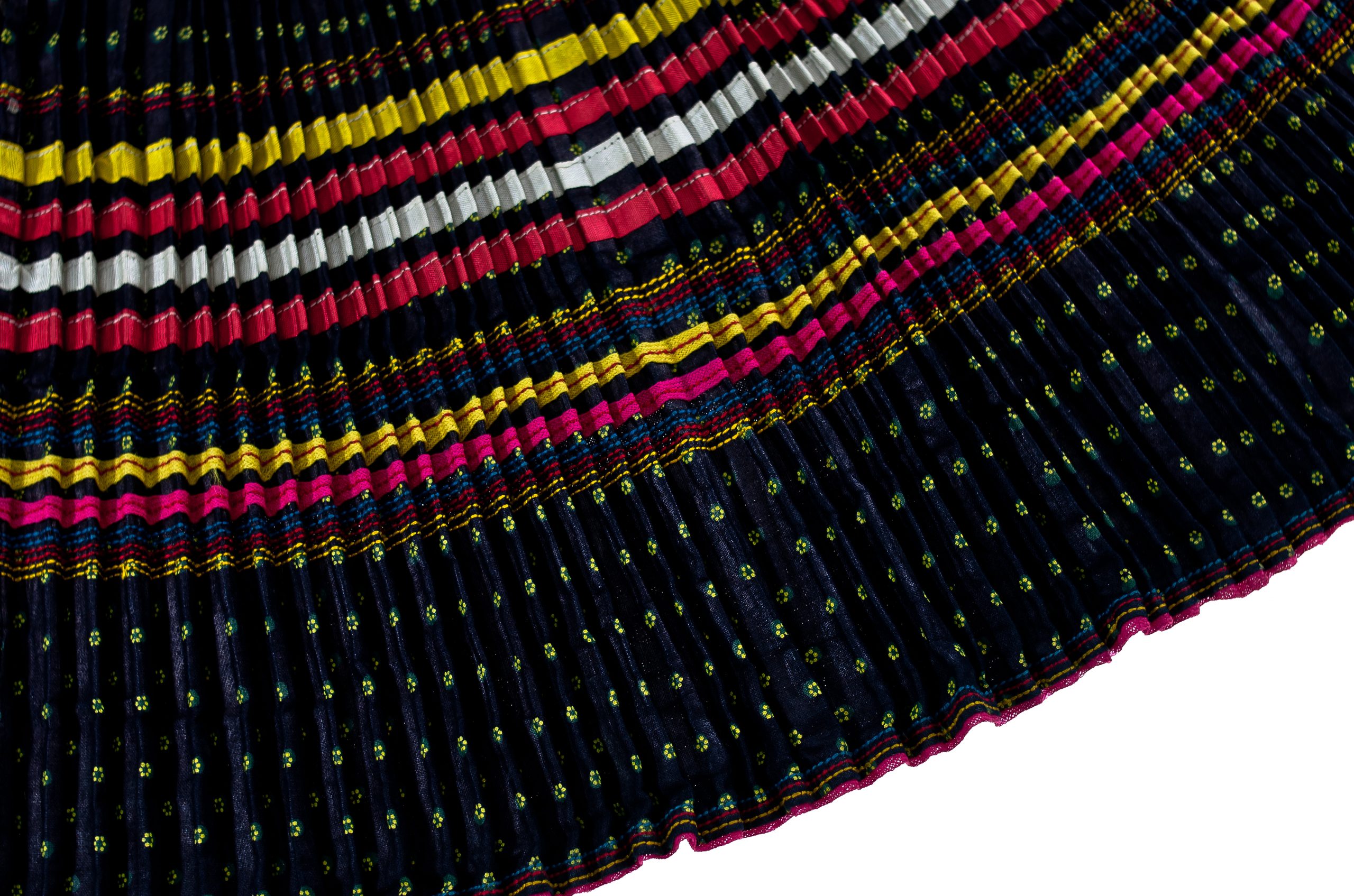 1727 etnografia - fragment spódnicy łemkowskiej, skalnik, sprzed 1939 r., dł. 83,5 cm, szer. pasa - 78 cm, szer. dołu - 296 cm