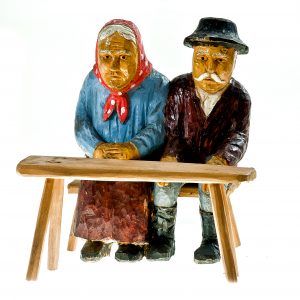 2032 etnografia - siedząca para, rzeźba polichromowana, autorstwa jóżefa krupy z błażkowej,  1980 r., wys. 21,5 cm, szer. 15,7 cm, gł. 12 cm