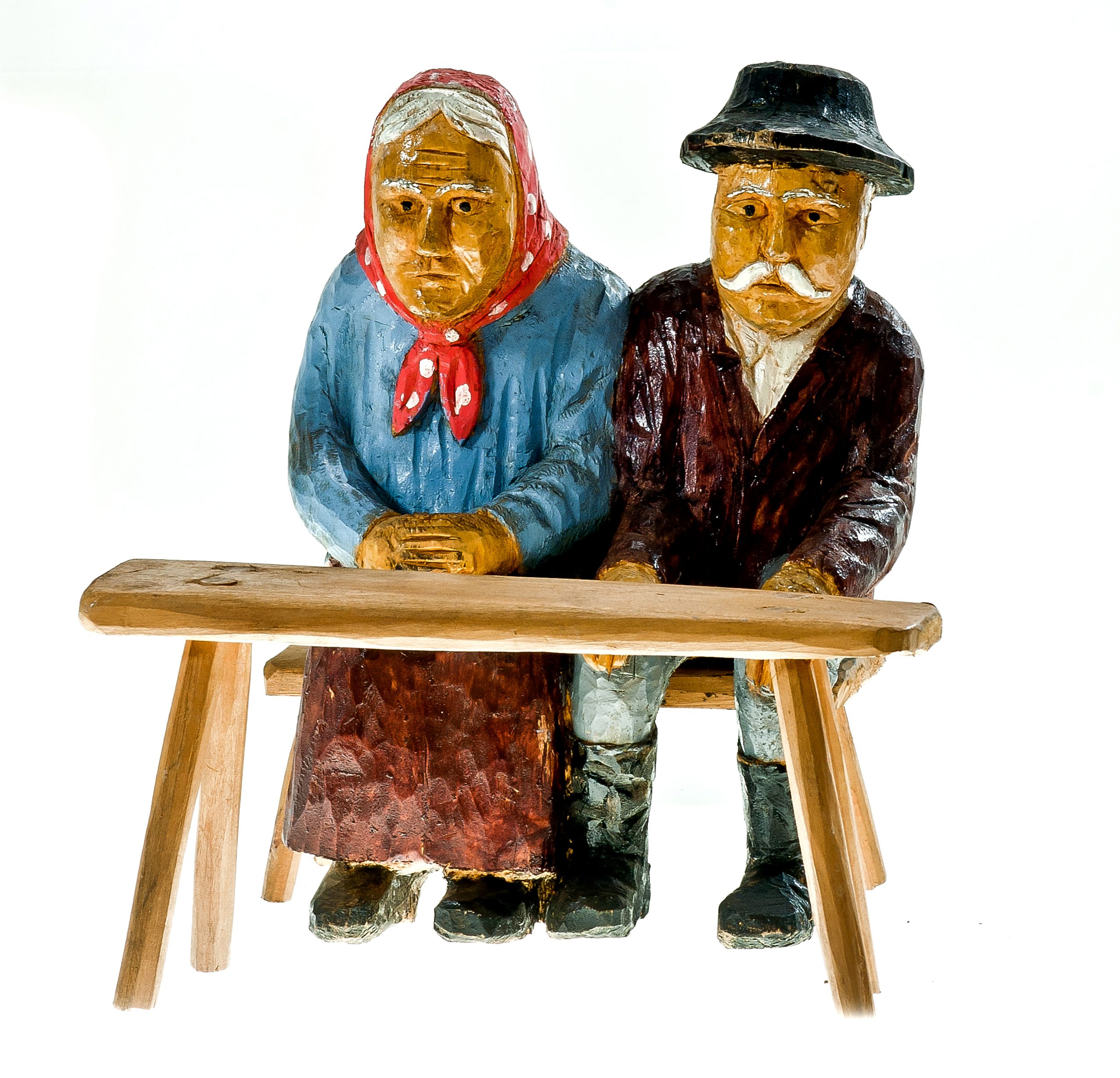 2032 etnografia - siedząca para, rzeźba polichromowana, autorstwa jóżefa krupy z błażkowej,  1980 r., wys. 21,5 cm, szer. 15,7 cm, gł. 12 cm