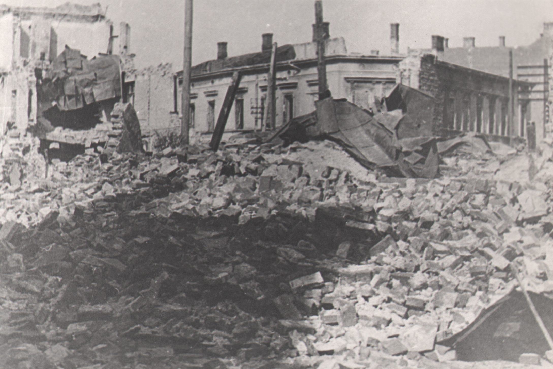 223 afh jasło 1945 r.  ruiny zniszczonych domów przy asnyka