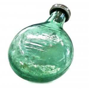 2384 etnografia -butelka szklana, typ żołnierskiej manierki zaadoptowanej na wsi, bączal dolny, sprzed 1939 r., wys. 19,5 cm, szer. 12 cm, gł. 4,5 cm, śr. szyjki - 4,1 cm