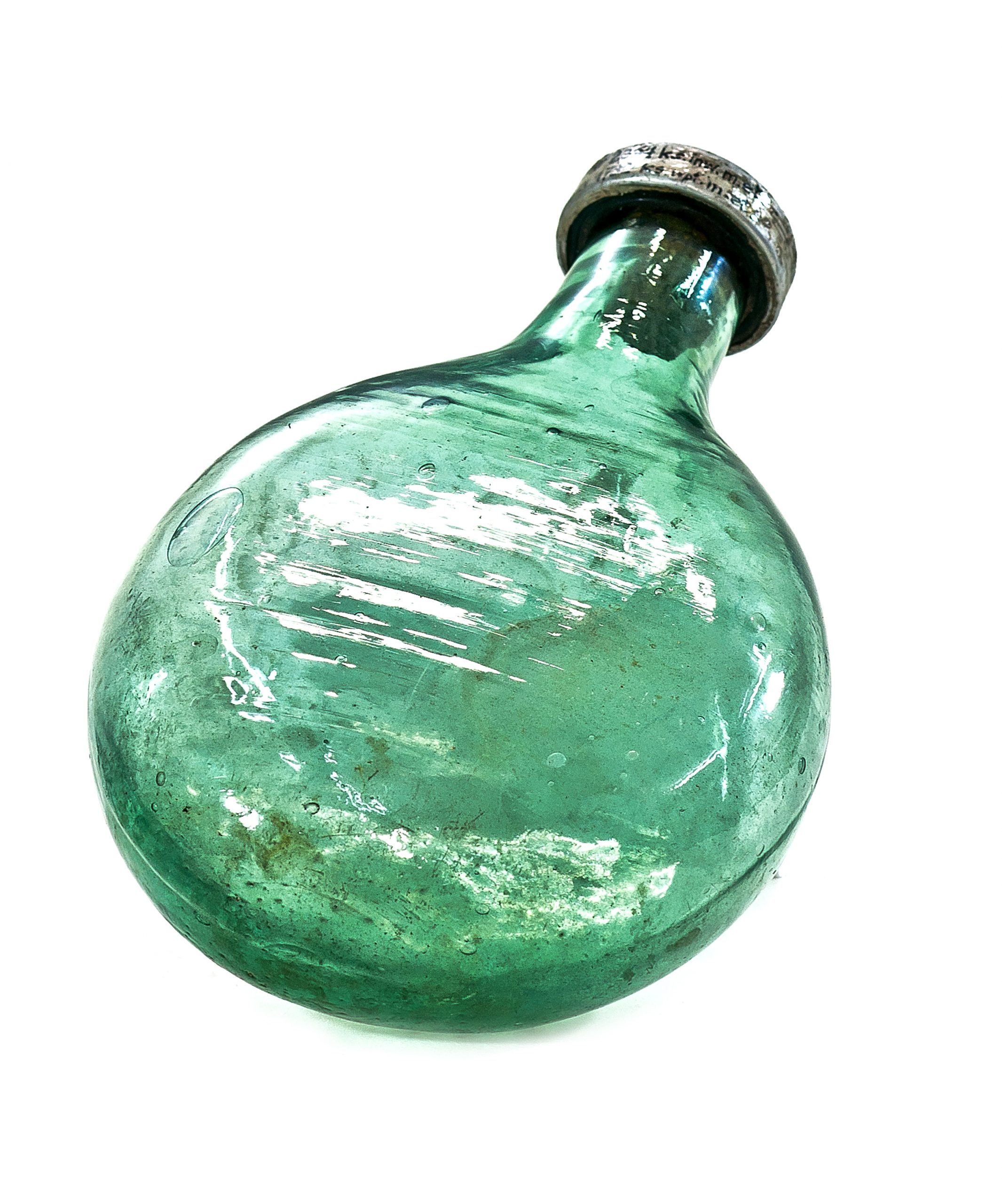 2384 etnografia -butelka szklana, typ żołnierskiej manierki zaadoptowanej na wsi, bączal dolny, sprzed 1939 r., wys. 19,5 cm, szer. 12 cm, gł. 4,5 cm, śr. szyjki - 4,1 cm