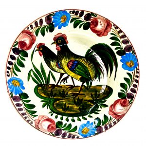 2395 etnografia - talerz dekoracyjny, fajans ręcznie malowany, miskolcz (węgry), sprzed 1945 r., śred. 29,2 cm, wys. 3,5 cm, talerz pochodzi z kolekcji stanisława kadyiego