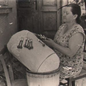 244 A.F. Etnografia, Koronczarka Julia Stopak, Jasło, 1960 r.